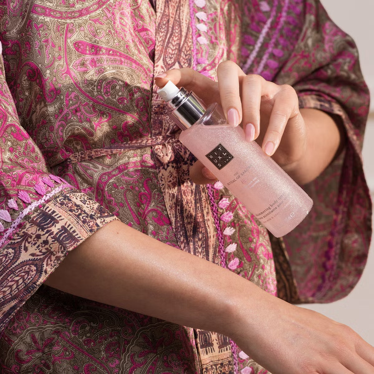 Спрей для тіла з шимером The Ritual of Sakura Shimmering Body Spray, 150 мл